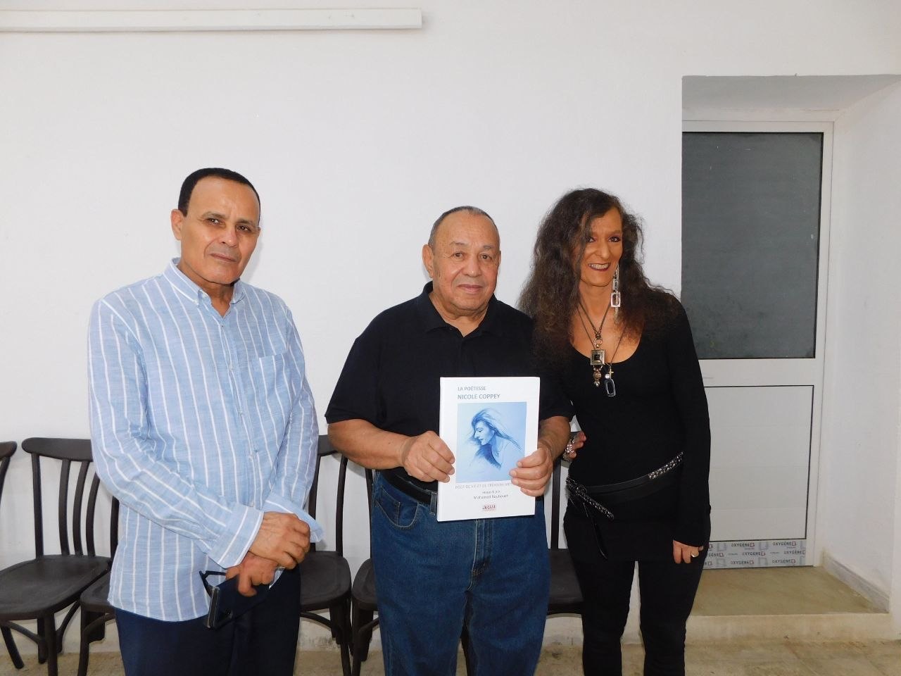Nicole Coppey entour�e de l'intellectuel MOhamed Sfaia et de l'�crivain po�te Mohamed Bouhouch
