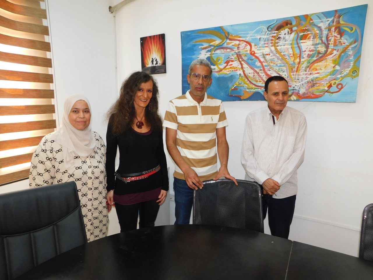 Nicole Coppey avec le Dr Kais Gheniji, directeur de l'Institut sup�rieur des �tudes appliqu�e en humanit�s de Tozeur, Universit� de Gafsa, la Dr Hadhria Mbarki, Professeure de l'enseighement sup�rieur � l'Iseah de Tozeur et l'�crivain po�te MOhamed Bouhouch
