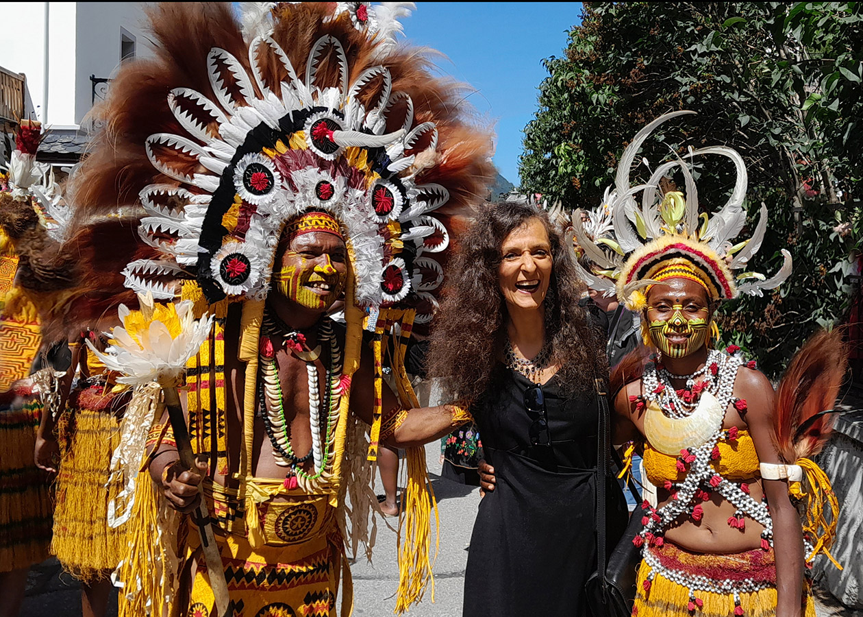 Nicole Coppey avec des musiciens et danseurs traditionnels de Papouasie/Nouvelle Guine Indonesia