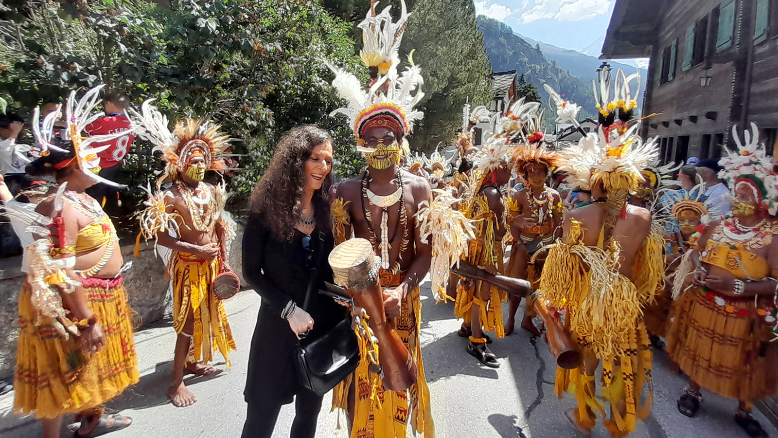 Nicole Coppey avec des musiciens et danseurs traditionnels de Papouasie/Nouvelle Guine Indonesia