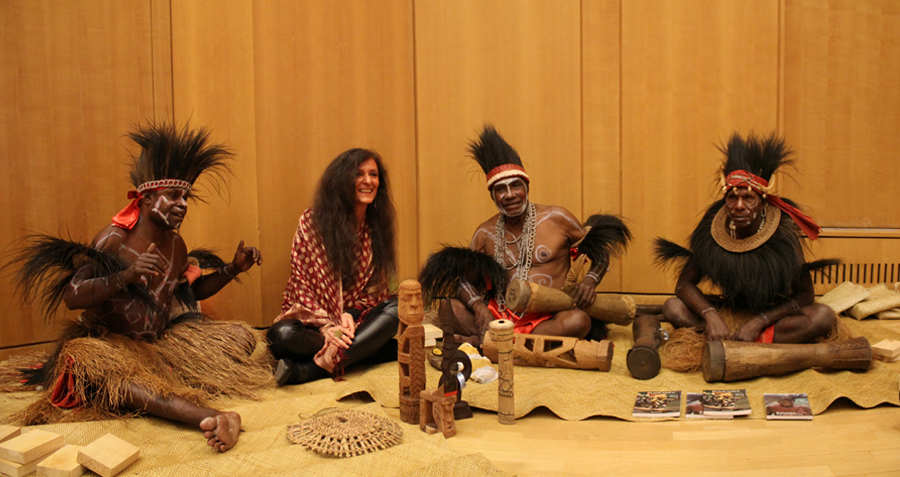 Nicole Coppey avec des musiciens de la tribu Kamoro (Papouasie) Papua Indonesia
