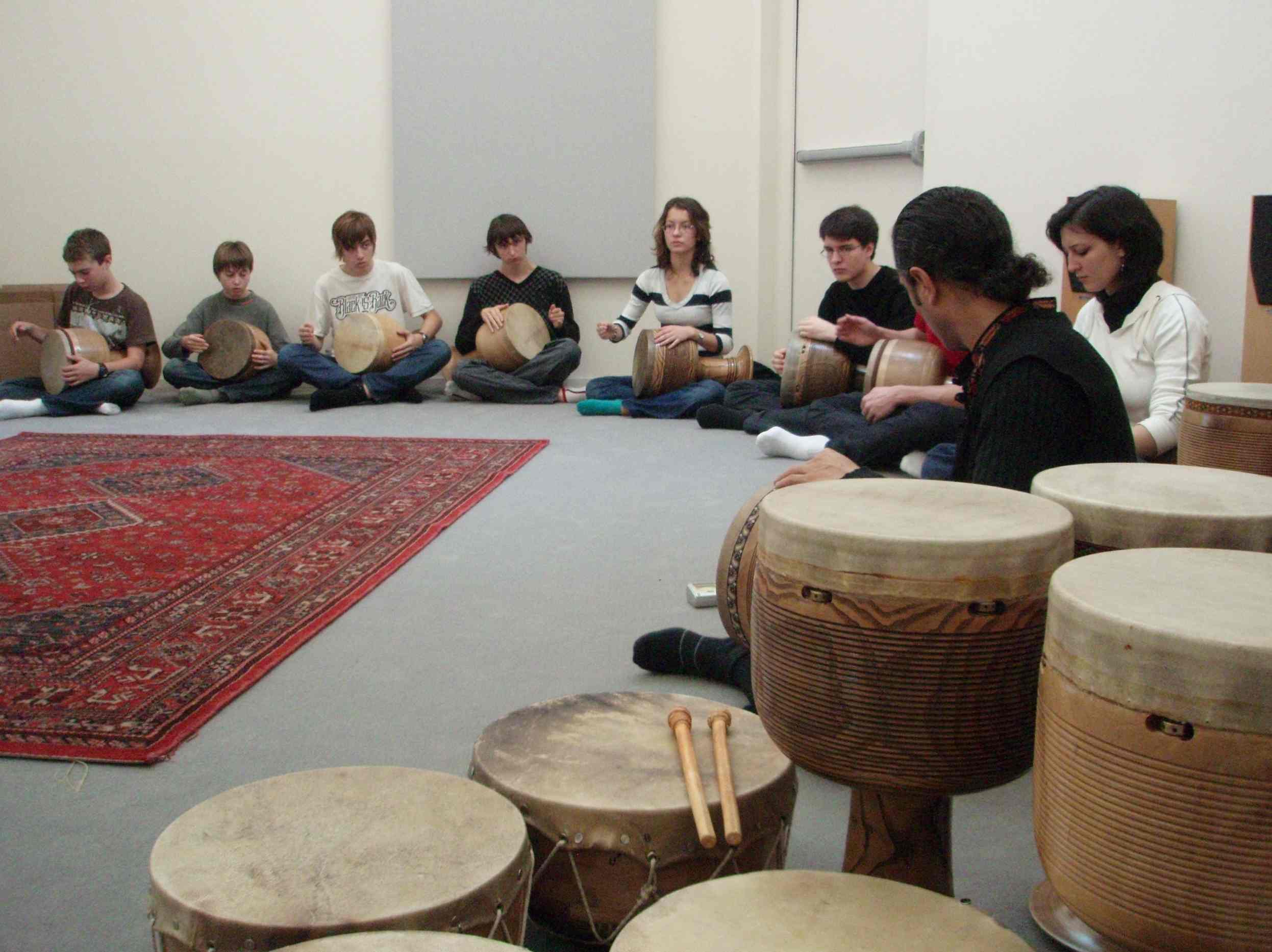 Elèves d'Un Deux Trois Musiques aux percussions iraniennes à la Cité de la musique