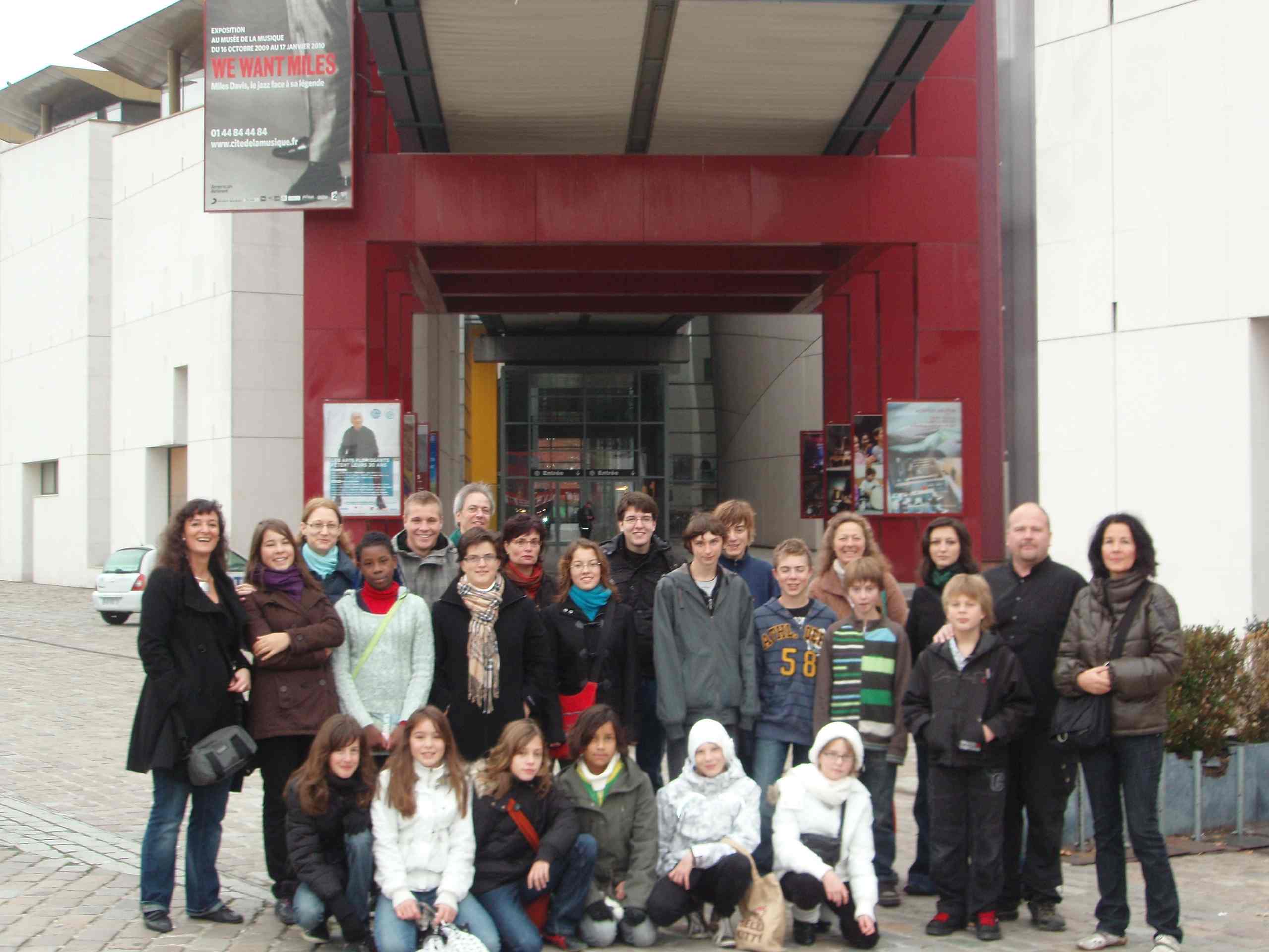 Le groupe de l'cole 1-2-3-Musiques devant la Cit de la musique